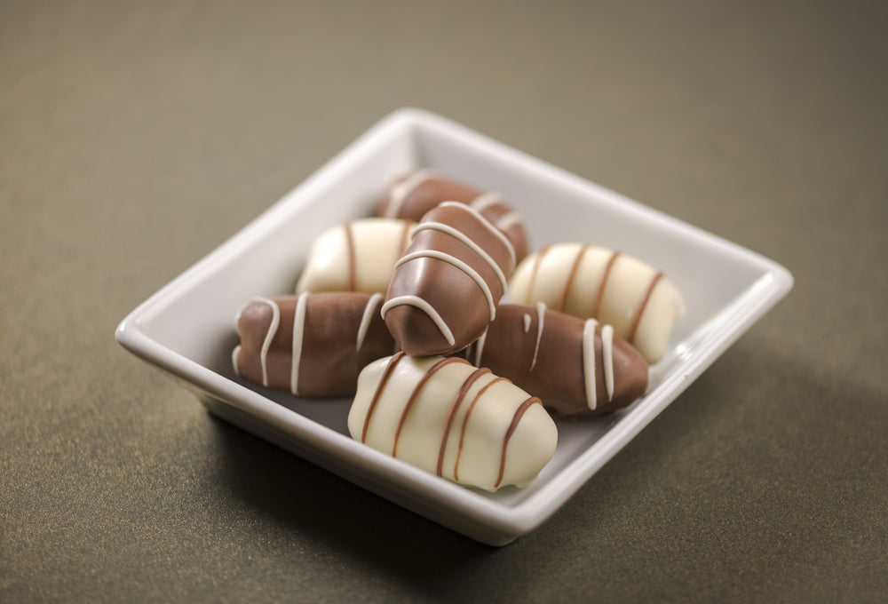 تمر بالشيكولاتة الداكنة واللوز